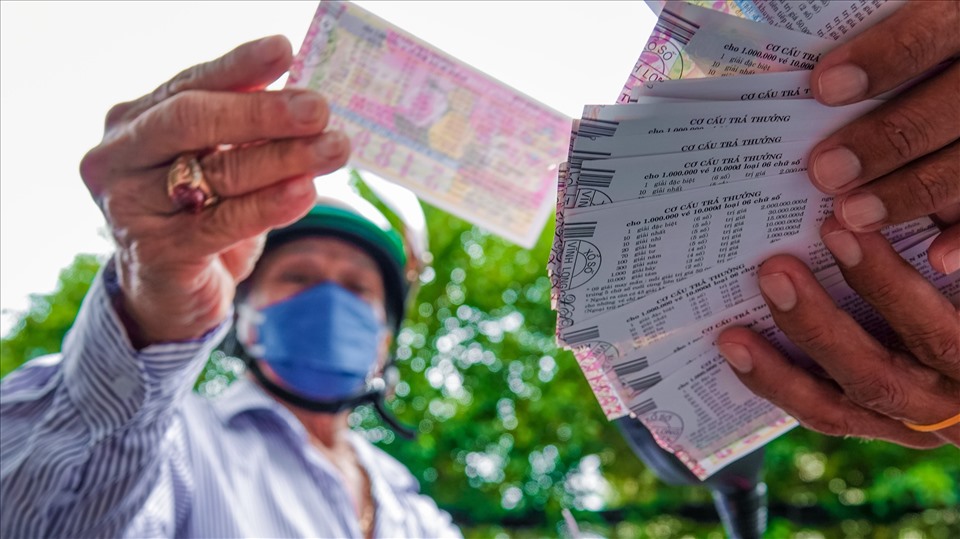 Phải mất bao lâu để nhận được tiền trúng số? Có thể nhận sau không?