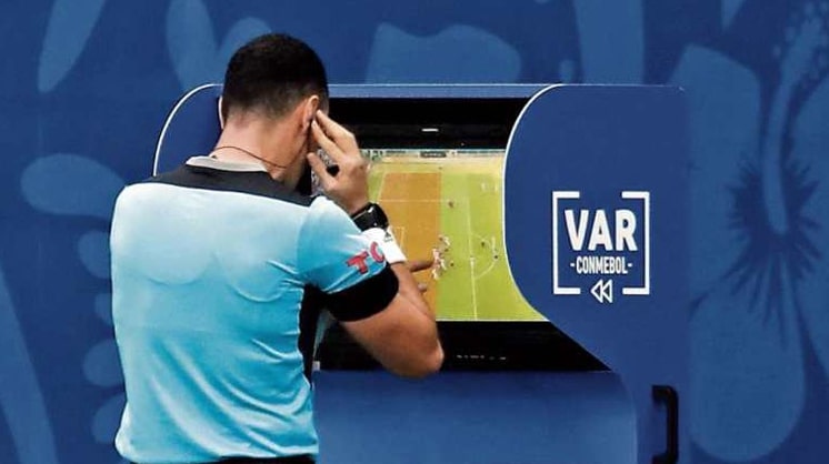 Công nghệ VAR là gì? VAR hoạt động như thế nào trong bóng đá?